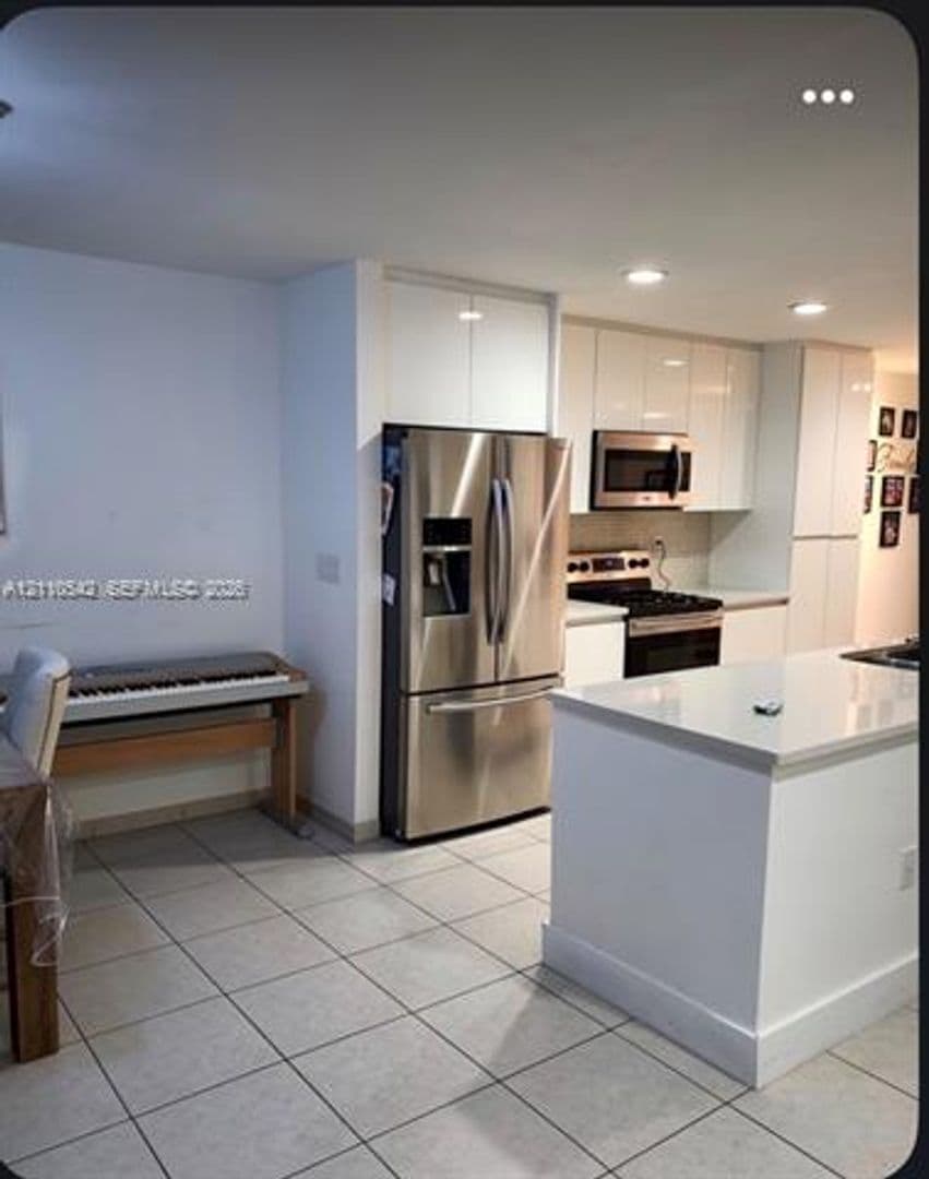 Hollywood Townhome: 3301 NW Raleigh St th 4A