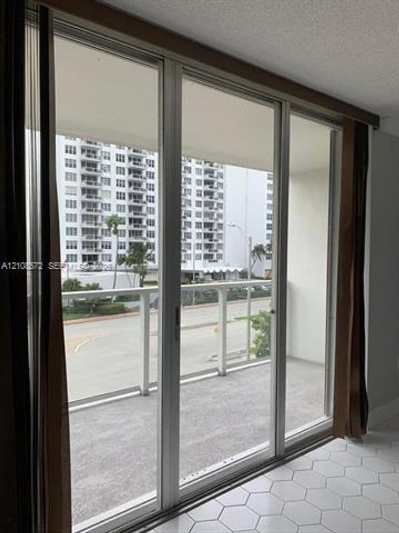 Miami Beach Condo: 5701 Collins Ave cu-301