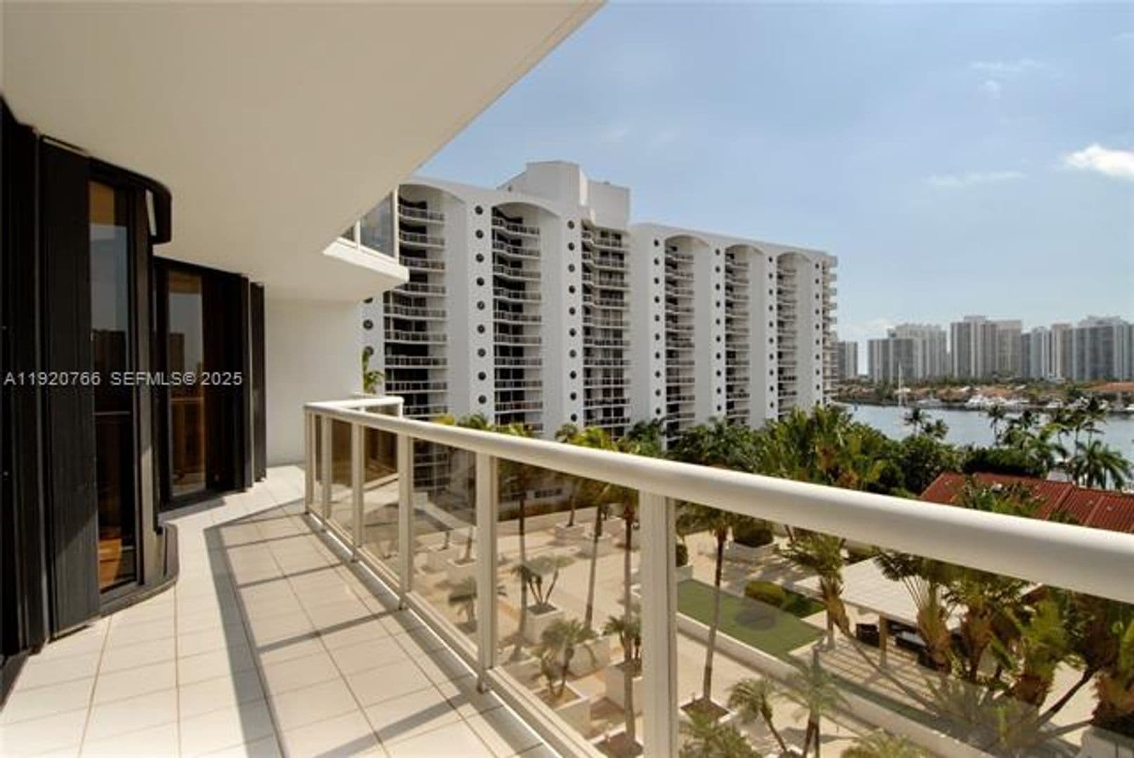 Aventura Condo: 3600 Yacht Club Dr cu-1204