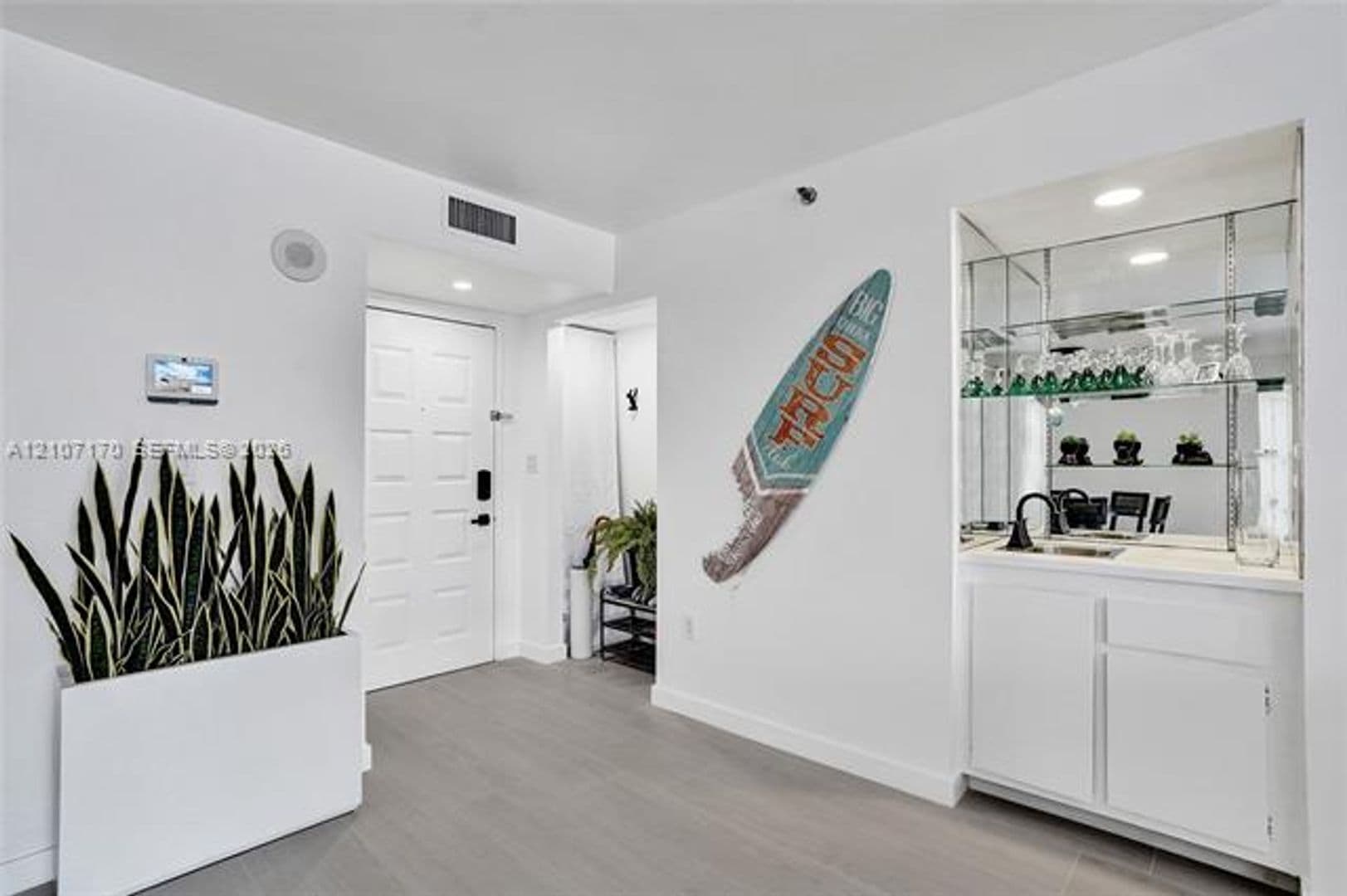 Hollywood Condo: 1201 S Ocean Dr cu-908S