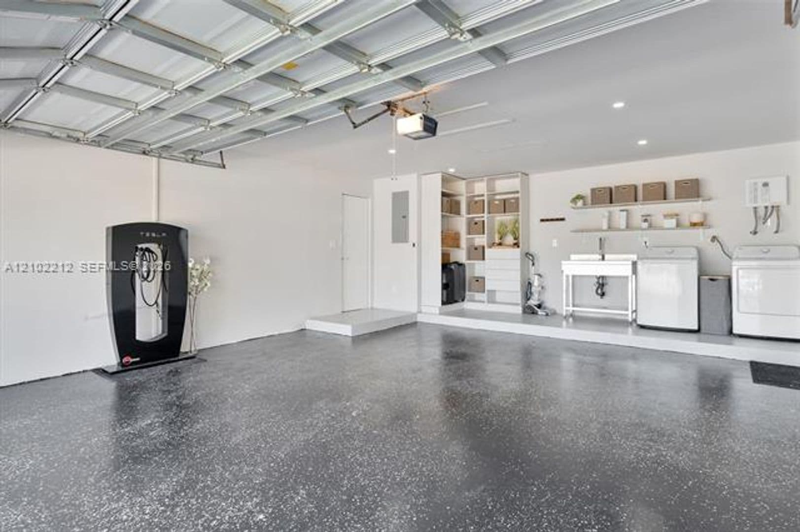 Hollywood House: 4000 N Circle Dr # 4000