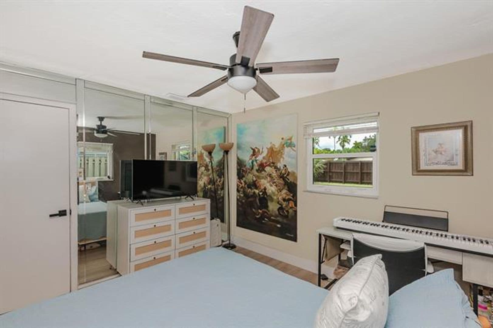 Hollywood House: 5631 Freedom St # 5631