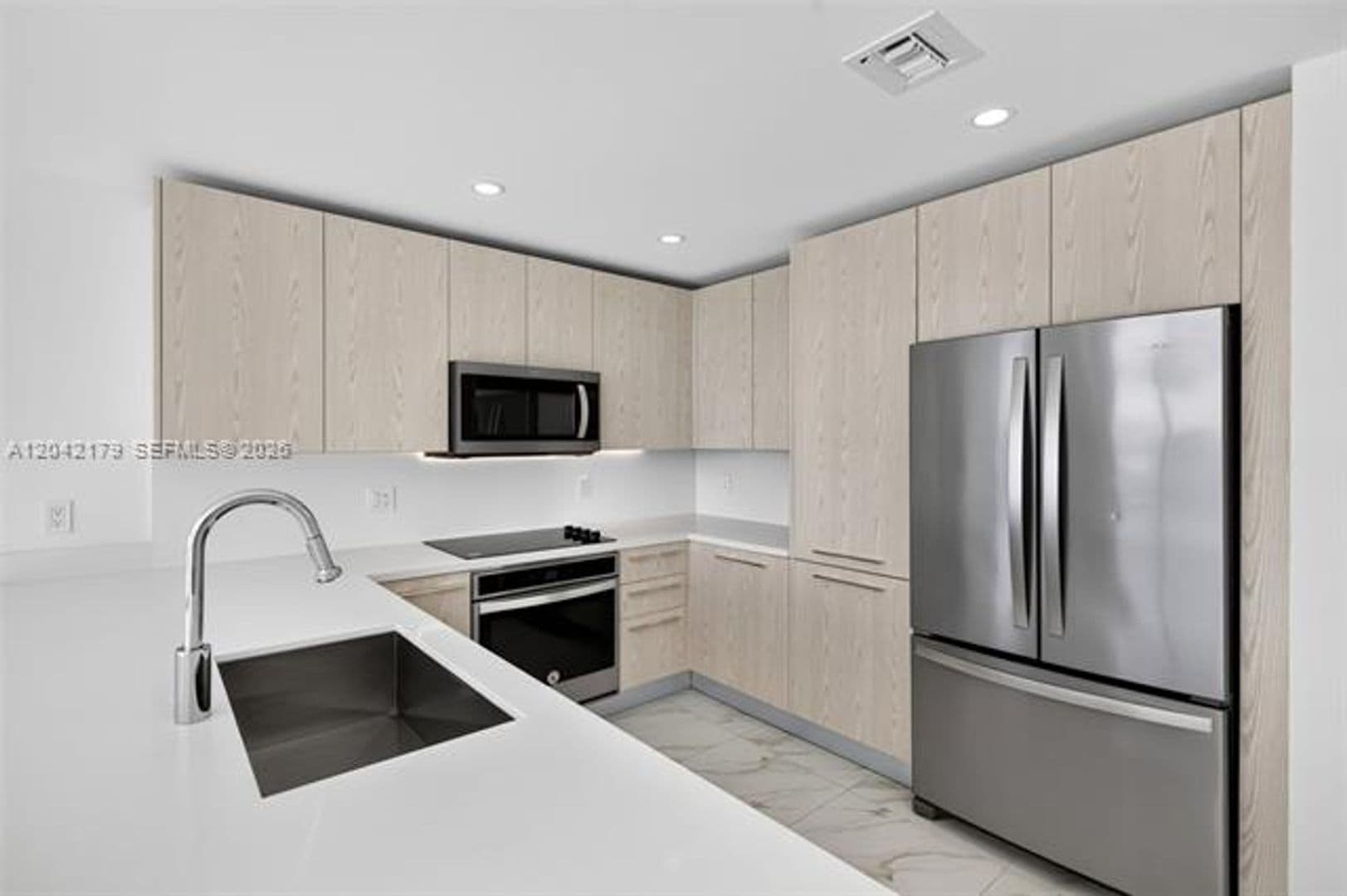 Sunrise Condo: 2000 Metropica Way cu-616