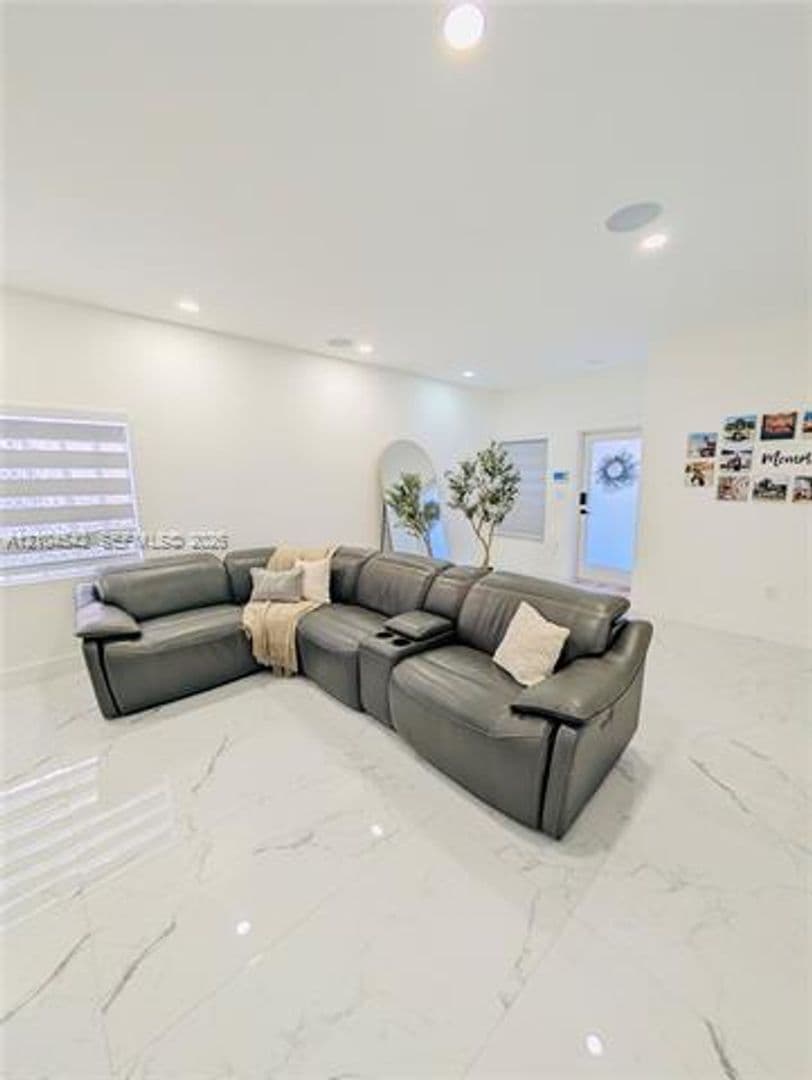 Hialeah House: 8137 NW 199th Ter # 8137