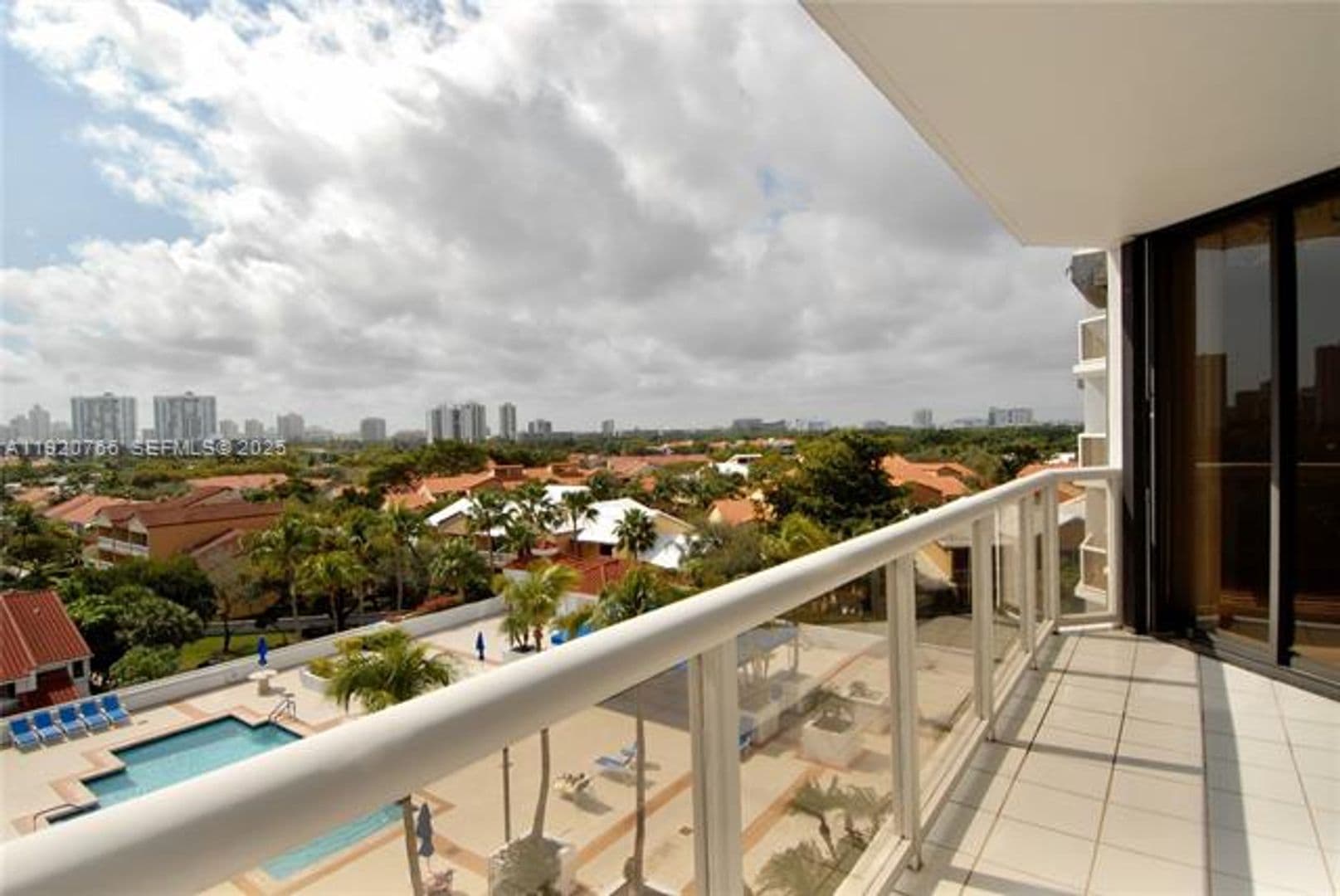 Aventura Condo: 3600 Yacht Club Dr cu-1204