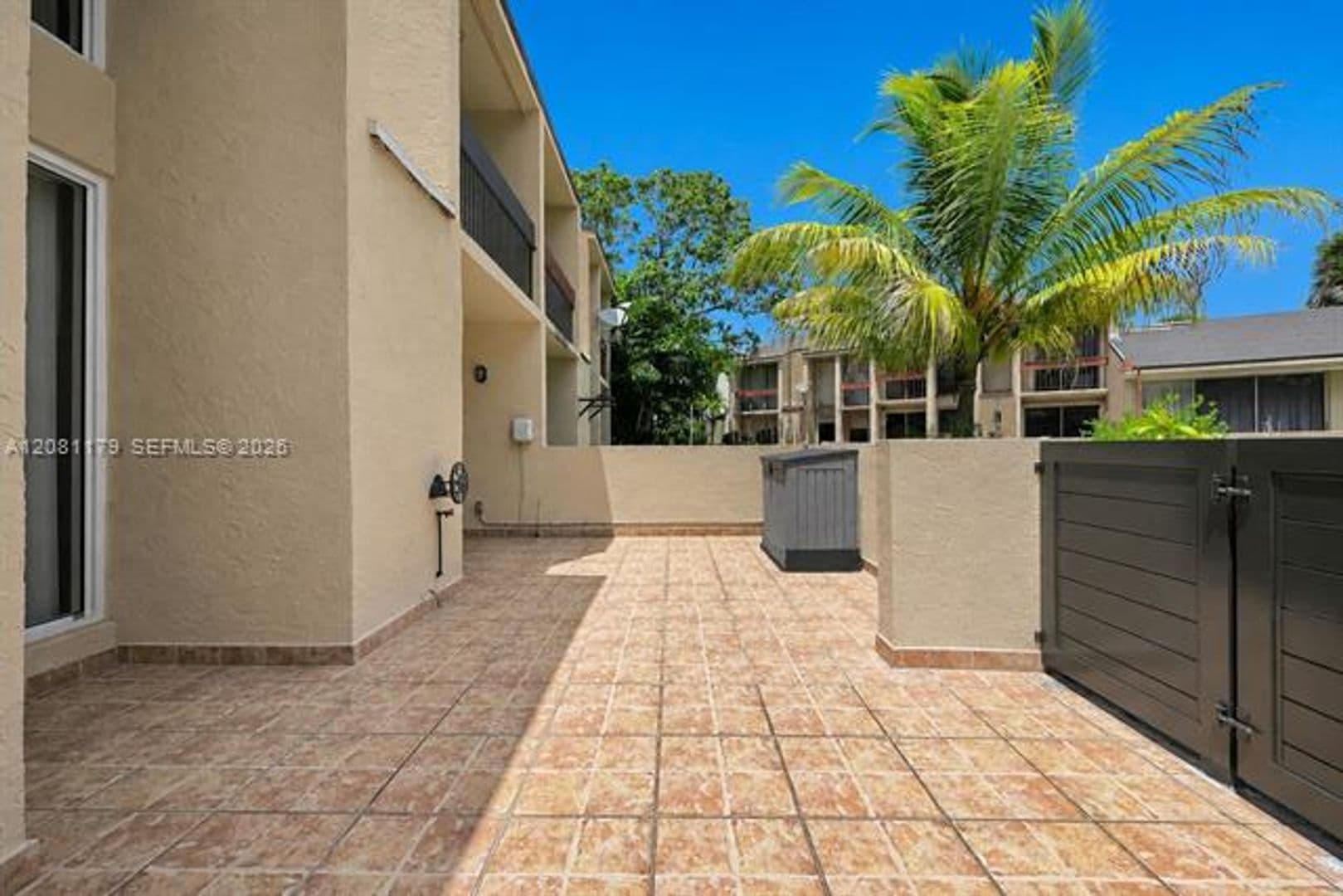 Miami Townhome: 9133 Fontainebleau Blvd th 5