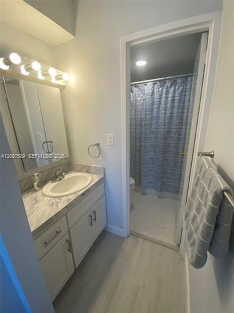 Miami Beach Condo: 2899 Collins Ave cu-1743