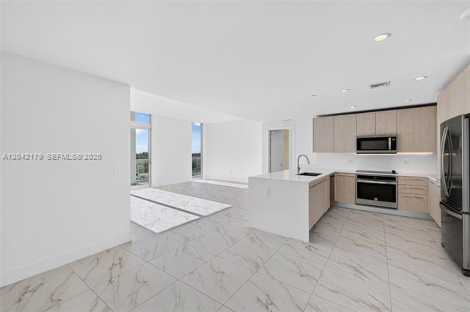 Sunrise Condo: 2000 Metropica Way cu-616