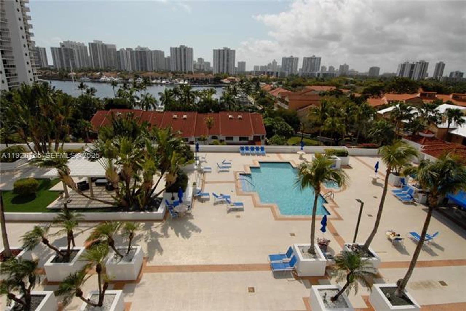 Aventura Condo: 3600 Yacht Club Dr cu-1204