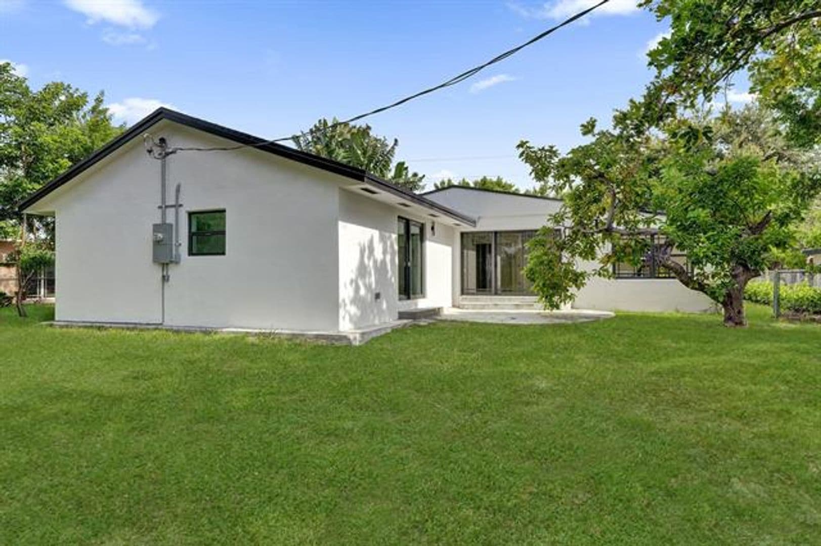 Hollywood House: 3234 Taft St # 3234