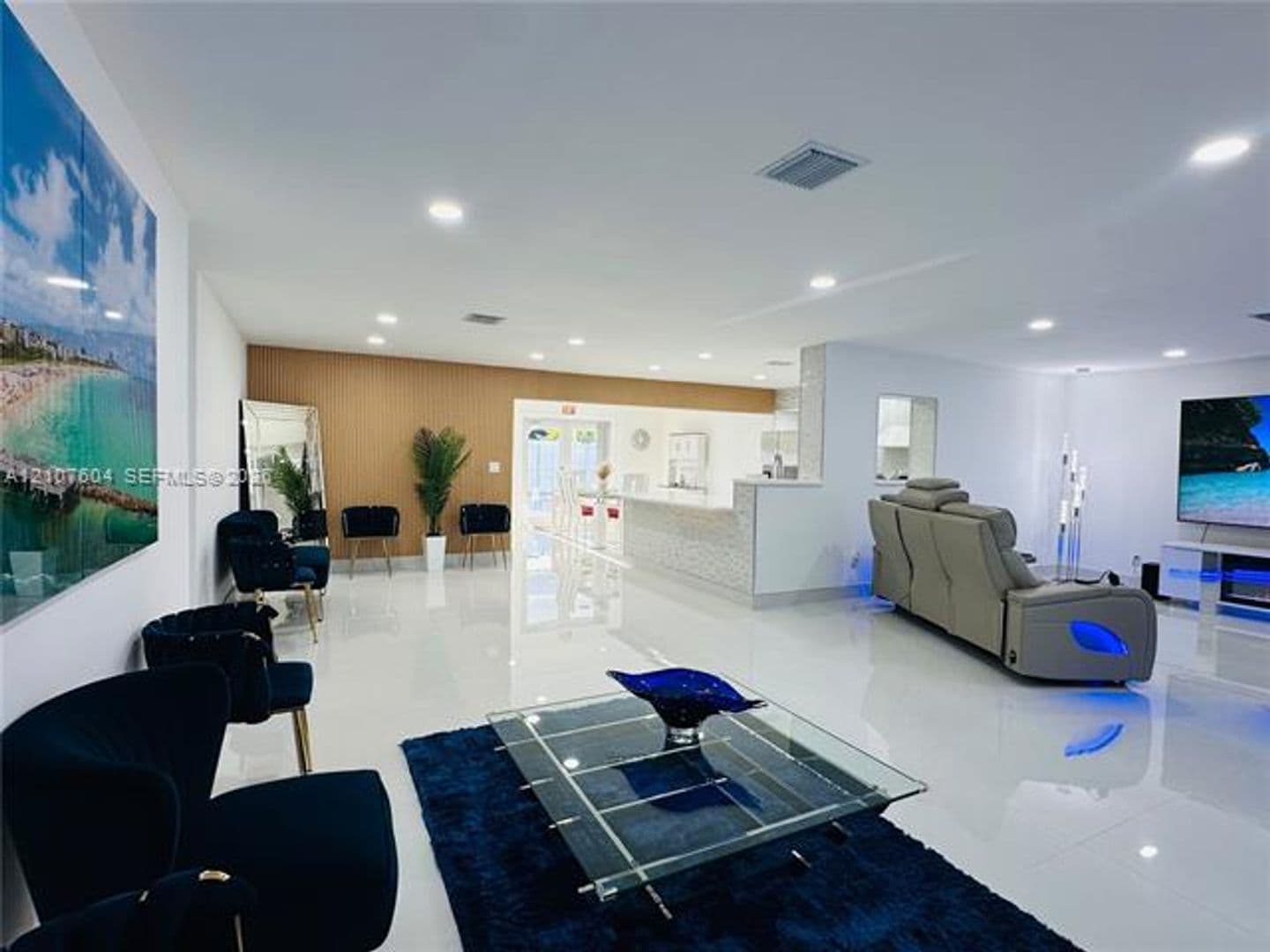 Hollywood House: 120 S 56th Ave # 120