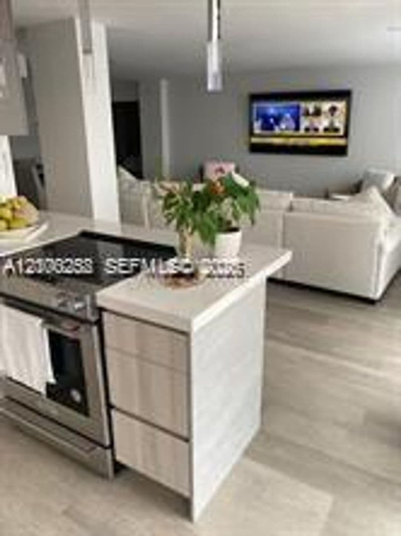 Hollywood Condo: 2201 S Ocean Dr cu-1507