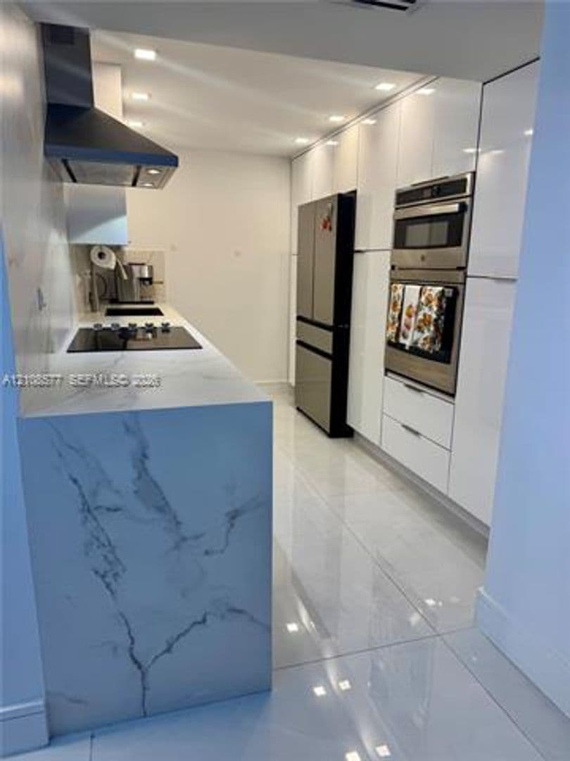 Miami Beach Condo: 6039 Collins Ave cu-715