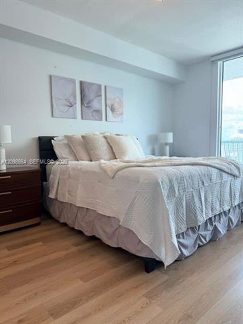 Miami Condo: 1200 Brickell Bay Dr cu-4220