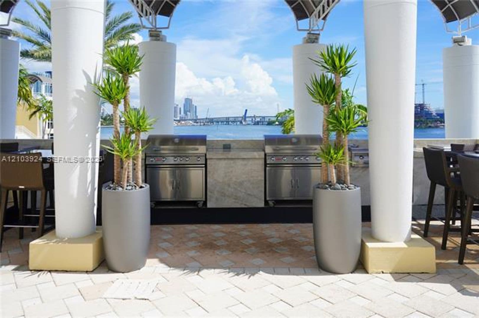 Miami Condo: 848 Brickell Key Dr cu-306