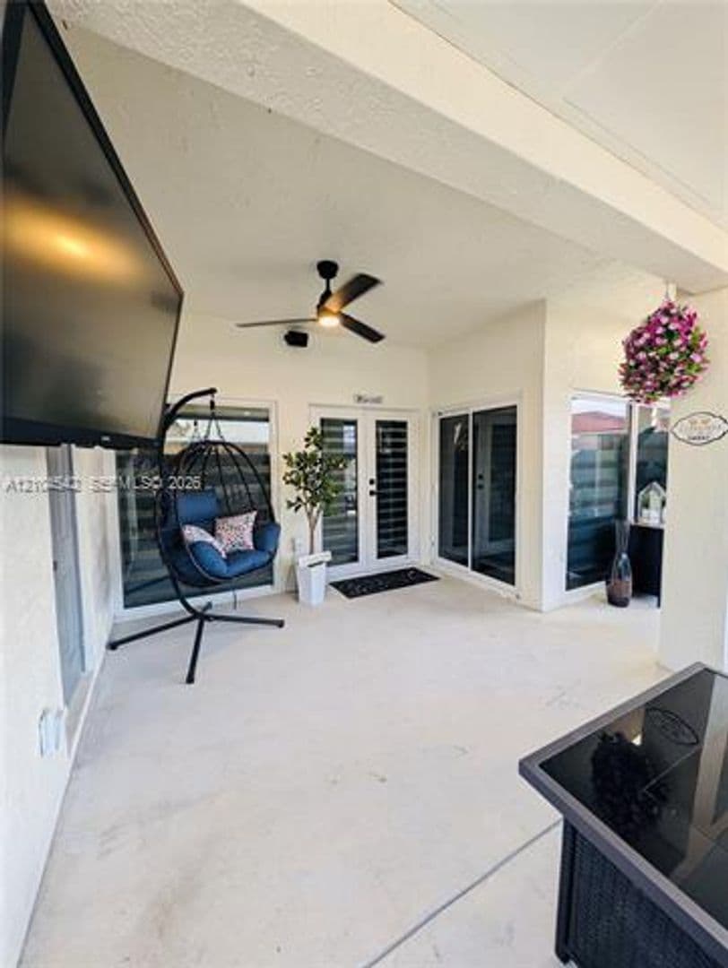 Hialeah House: 8137 NW 199th Ter # 8137