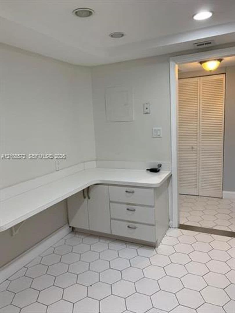 Miami Beach Condo: 5701 Collins Ave cu-301