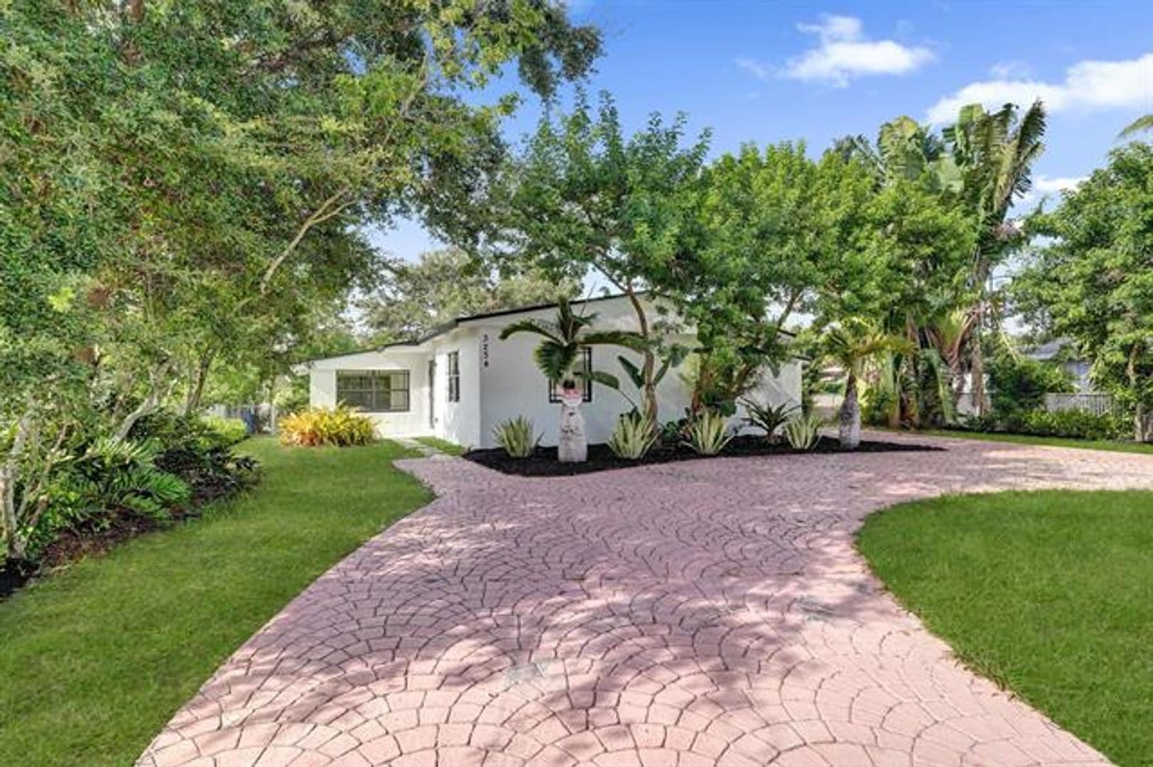 Hollywood House: 3234 Taft St # 3234