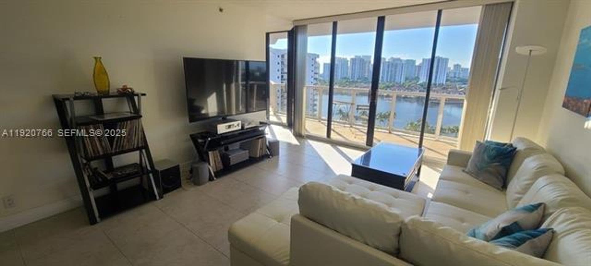 Aventura Condo: 3600 Yacht Club Dr cu-1204