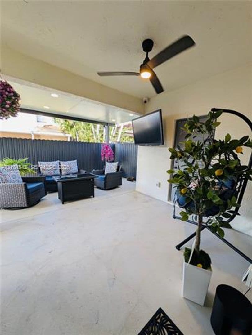Hialeah House: 8137 NW 199th Ter # 8137
