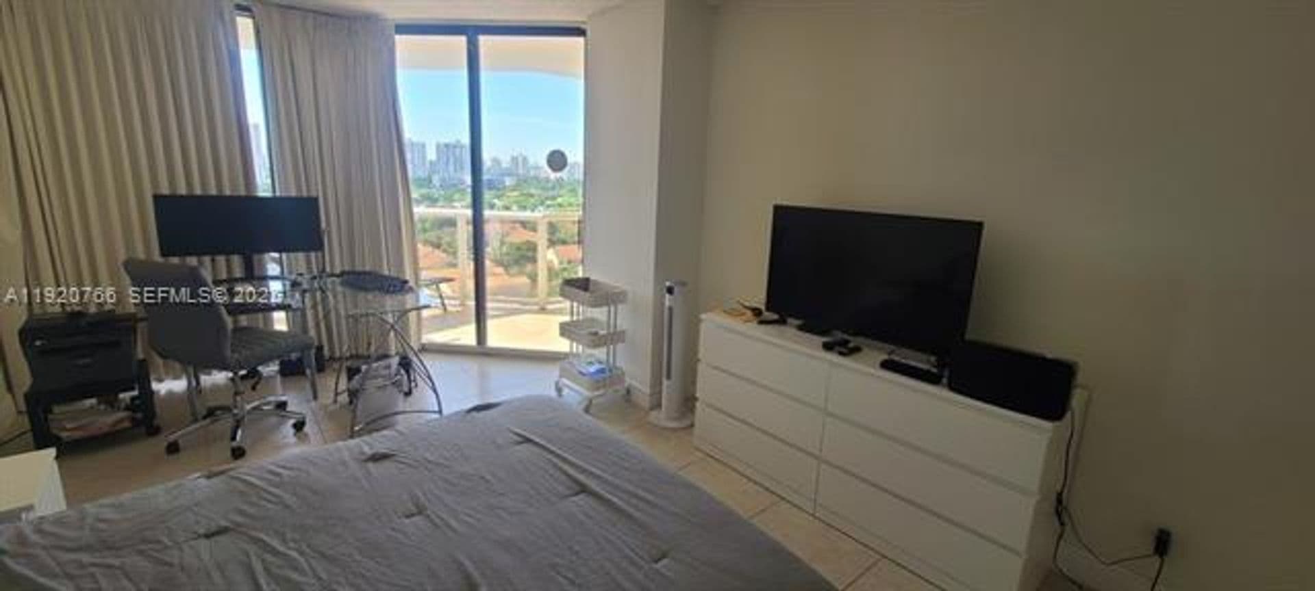 Aventura Condo: 3600 Yacht Club Dr cu-1204