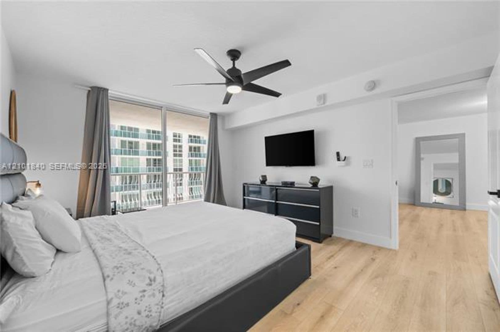 Miami Condo: 1200 Brickell Bay Dr cu-1907