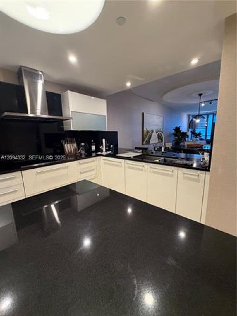 Sunny Isles Beach Condo: 17121 Collins Ave cu-904
