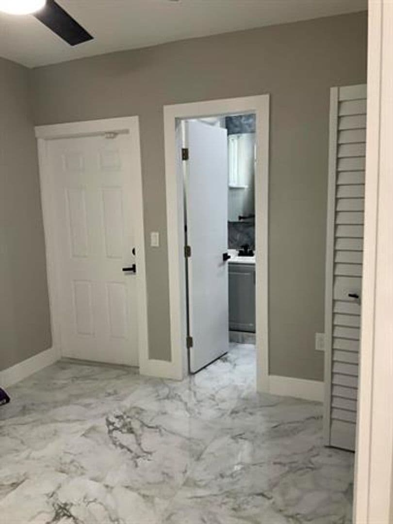 Hollywood House: 5540 Mayo St # 5540