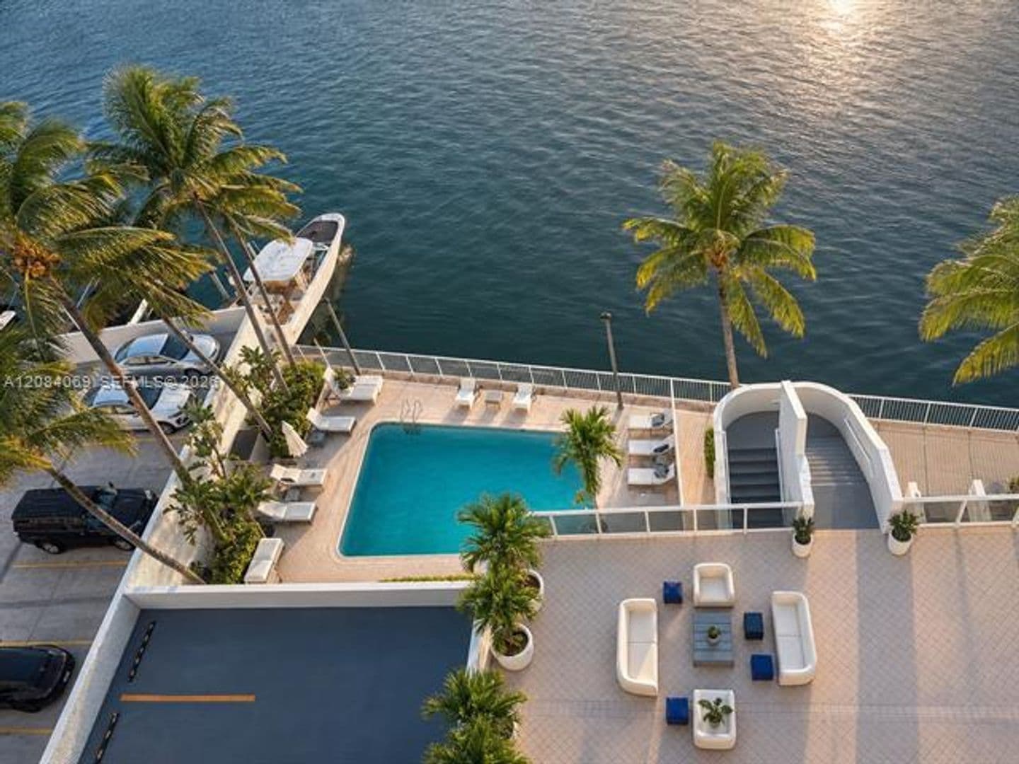 Miami Beach Condo: 5880 Collins Ave cu-903