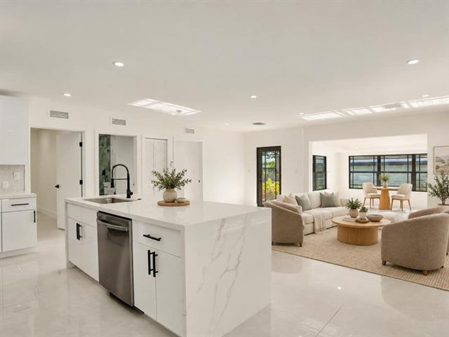Hollywood House: 3234 Taft St # 3234