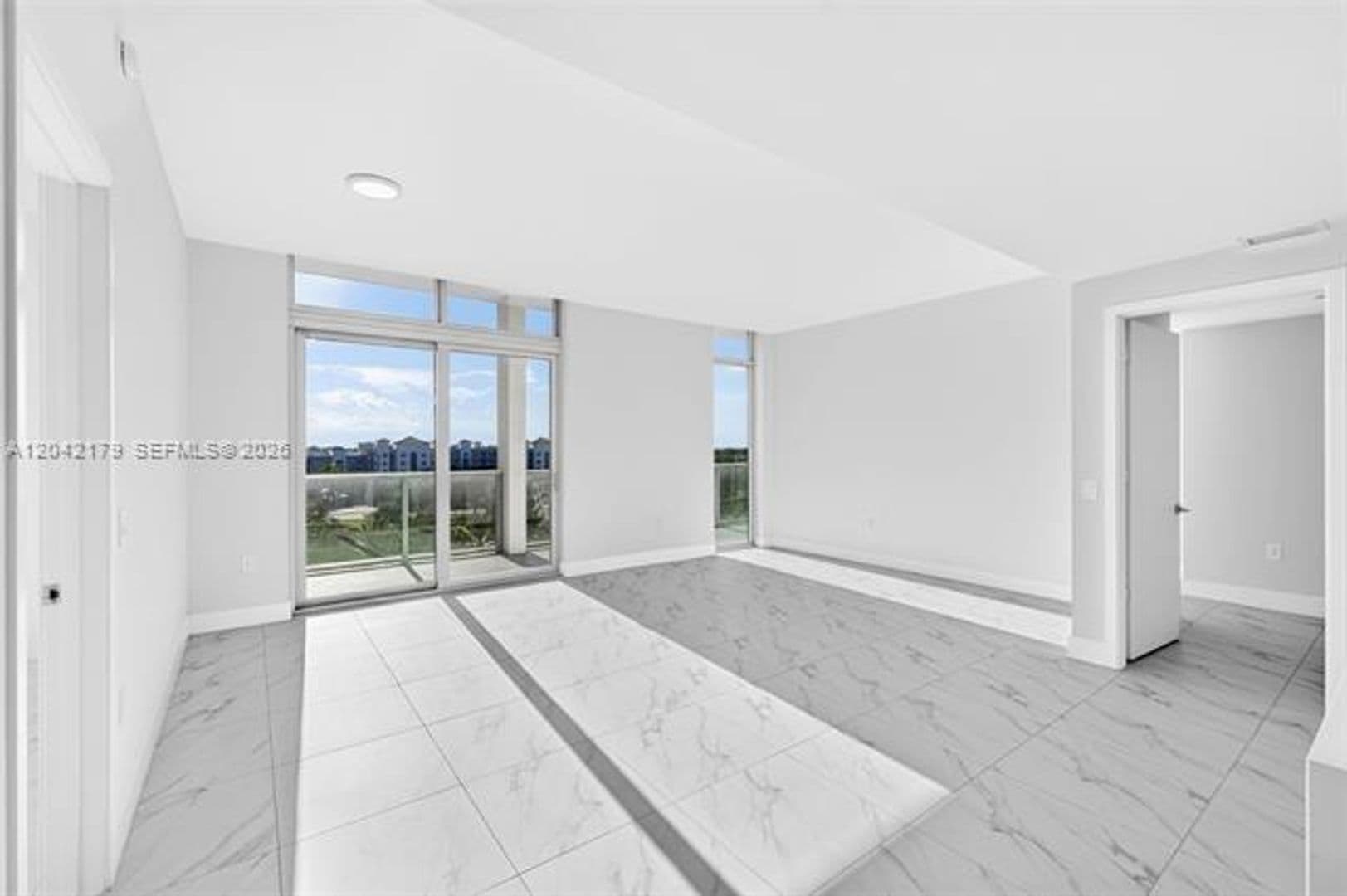 Sunrise Condo: 2000 Metropica Way cu-616