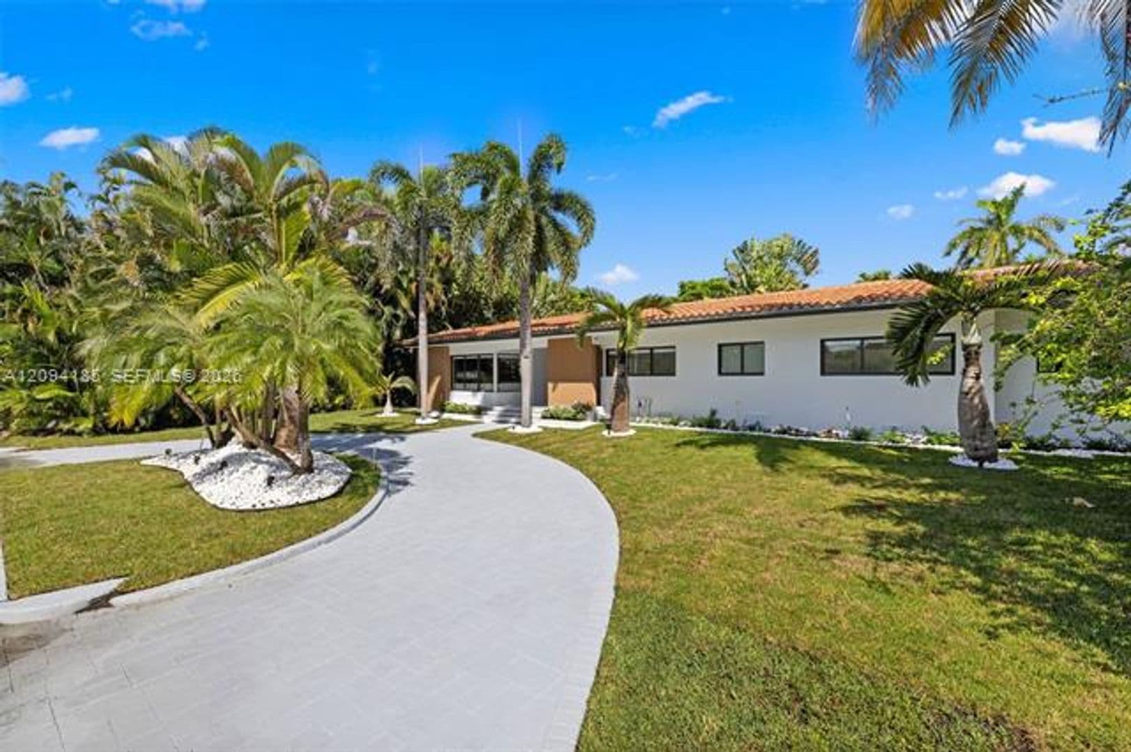Hollywood House: 1117 Adams St # 1117