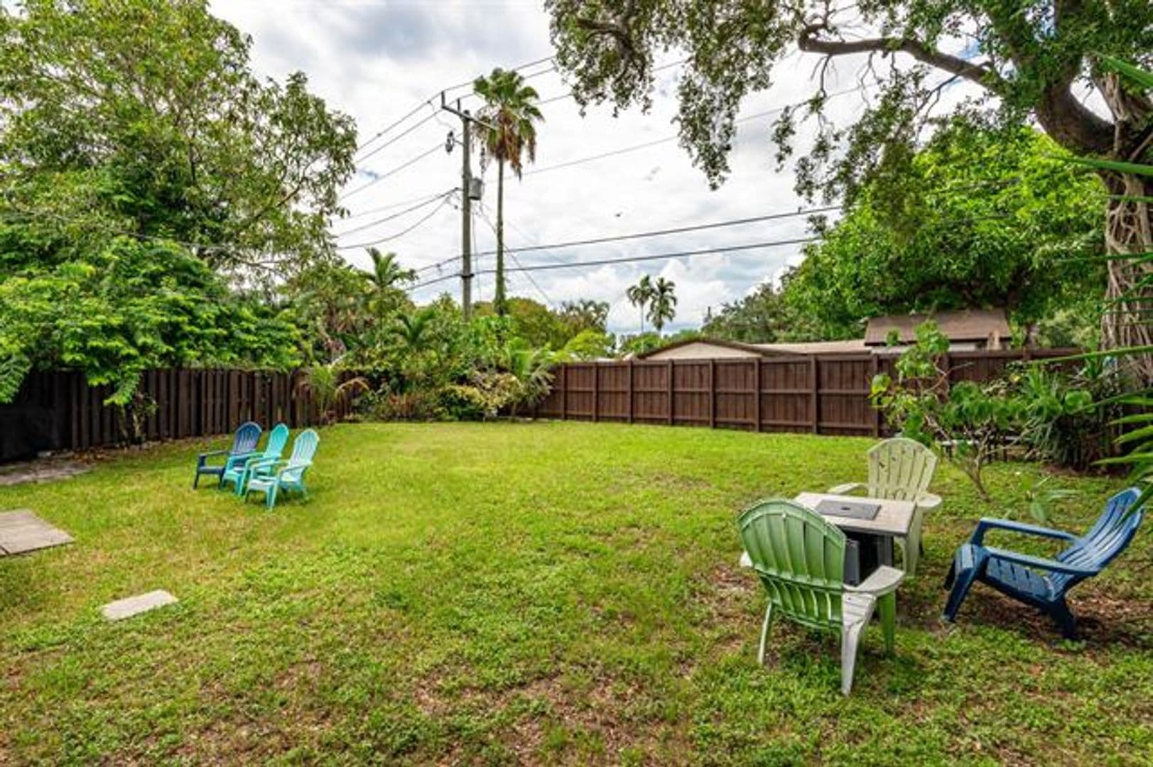 Hollywood House: 5631 Freedom St # 5631