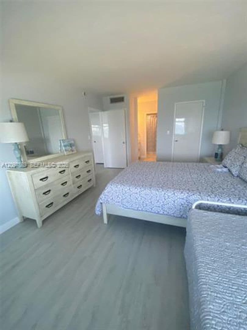 Miami Beach Condo: 2899 Collins Ave cu-1743
