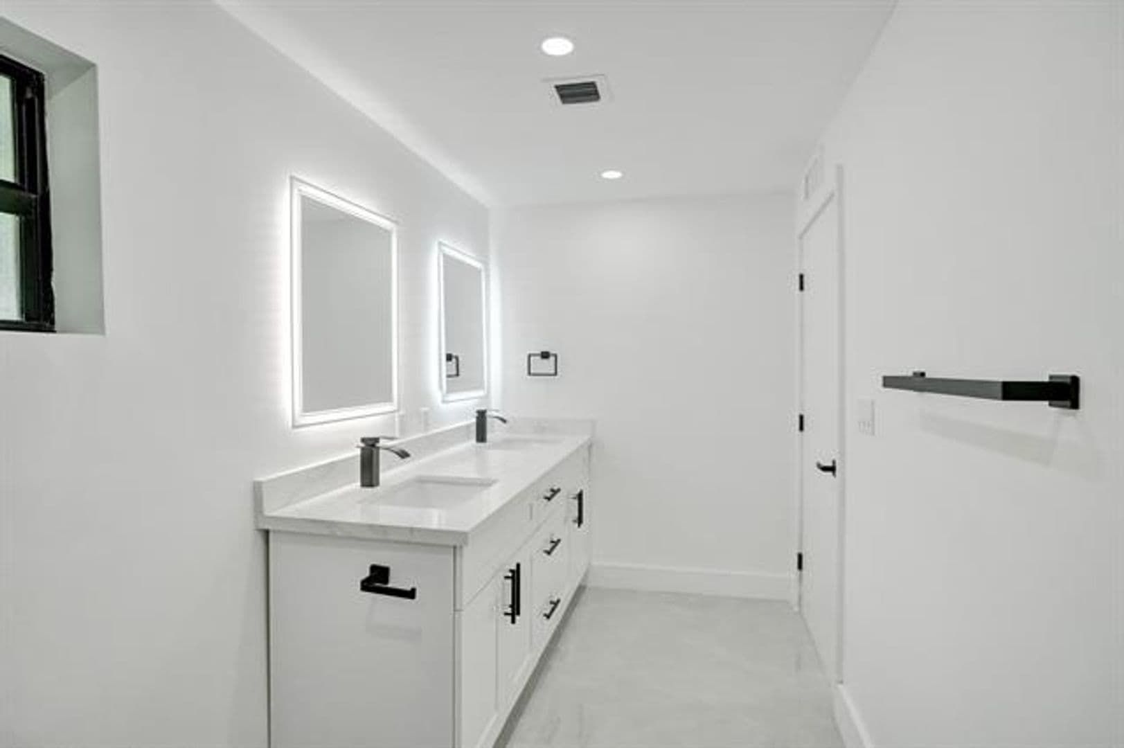 Hollywood House: 3234 Taft St # 3234