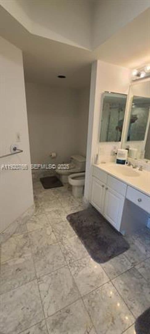 Aventura Condo: 3600 Yacht Club Dr cu-1204