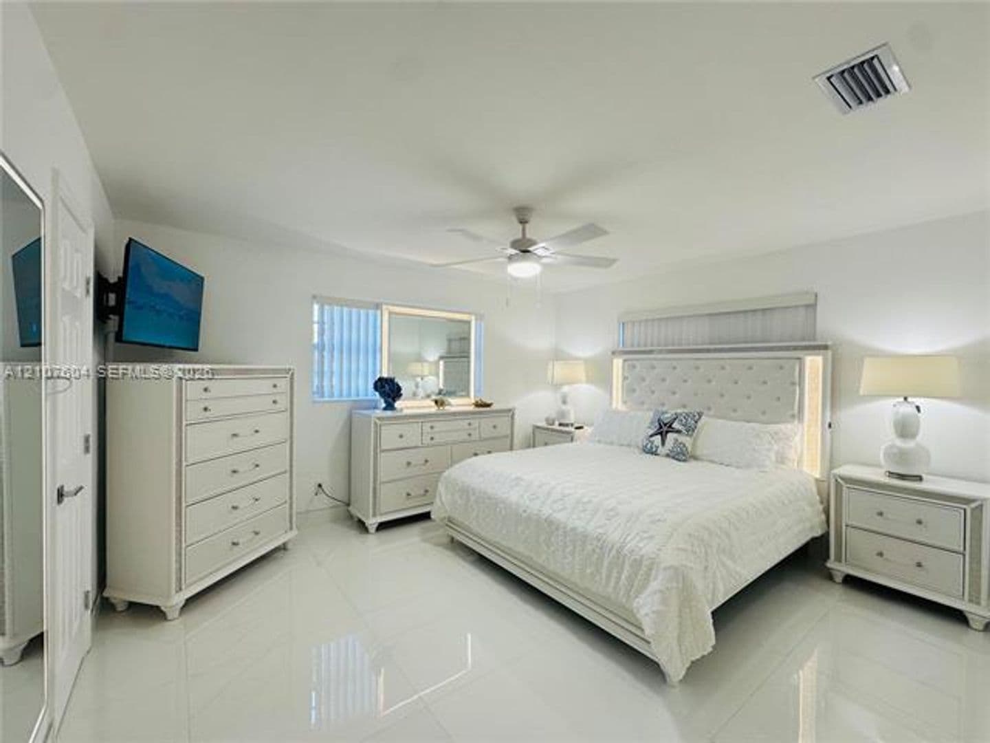 Hollywood House: 120 S 56th Ave # 120