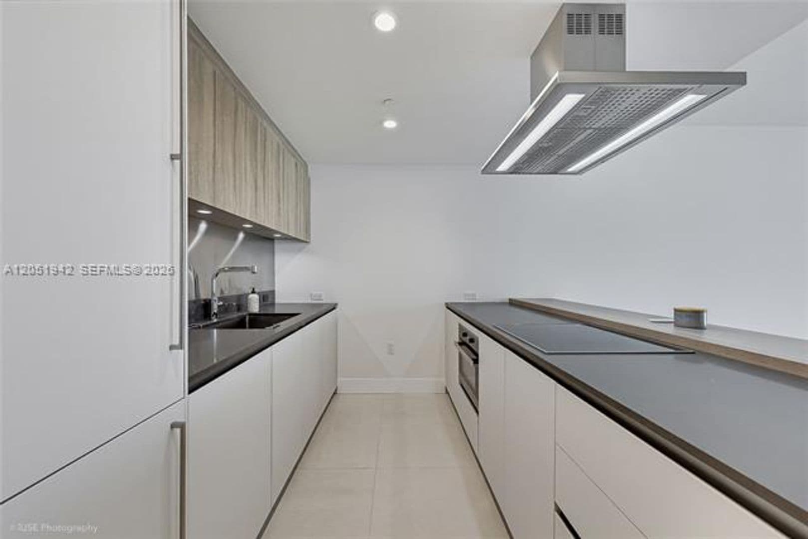 Miami Condo: 1000 Brickell Plz cu-2110