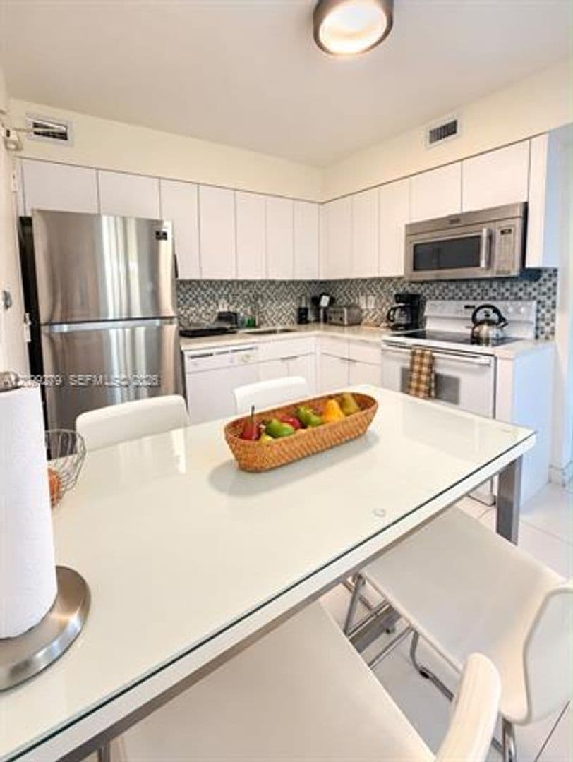 Miami Beach Condo: 5151 Collins Ave cu-921
