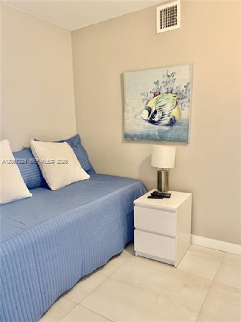 Miami Beach Condo: 5701 Collins Ave cu-1003
