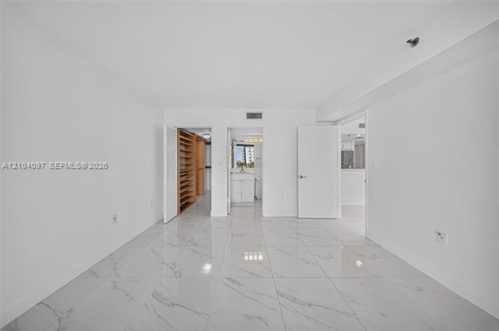 Miami Condo: 540 Brickell Key Dr cu-916