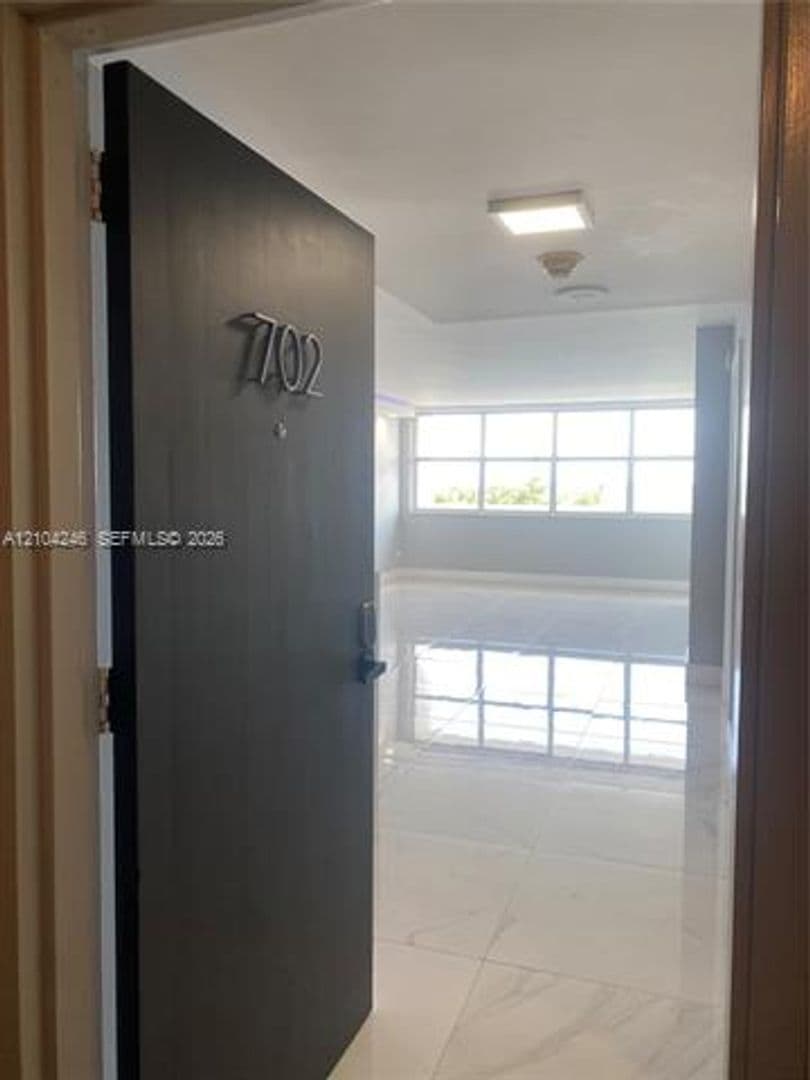 Miami Condo: 1420 Brickell Bay Dr cu-702E