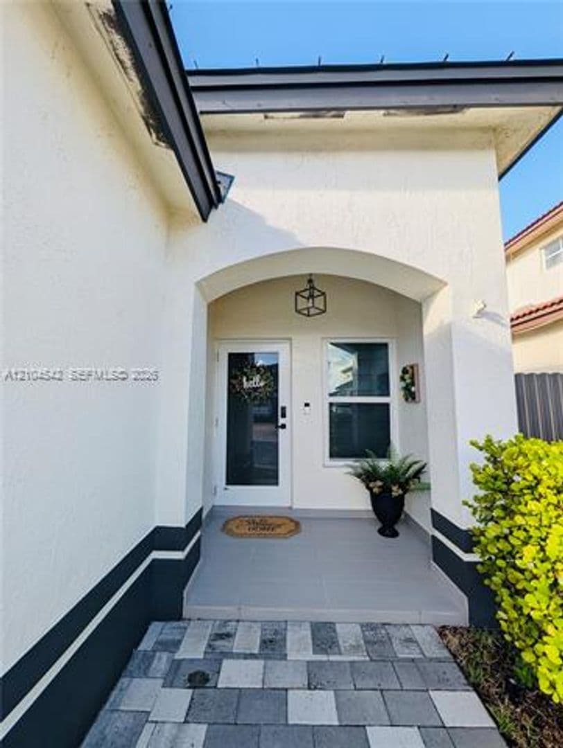 Hialeah House: 8137 NW 199th Ter # 8137