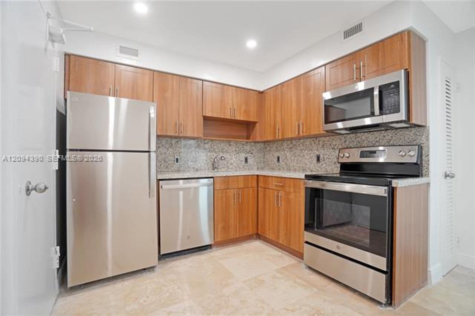 Miami Beach House: 5101 Collins Ave cu-11J
