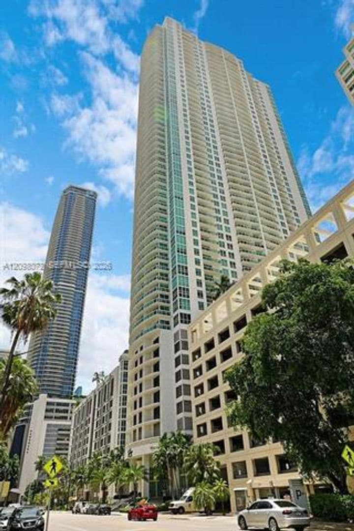 Miami Condo: 950 Brickell Bay Dr cu-3710