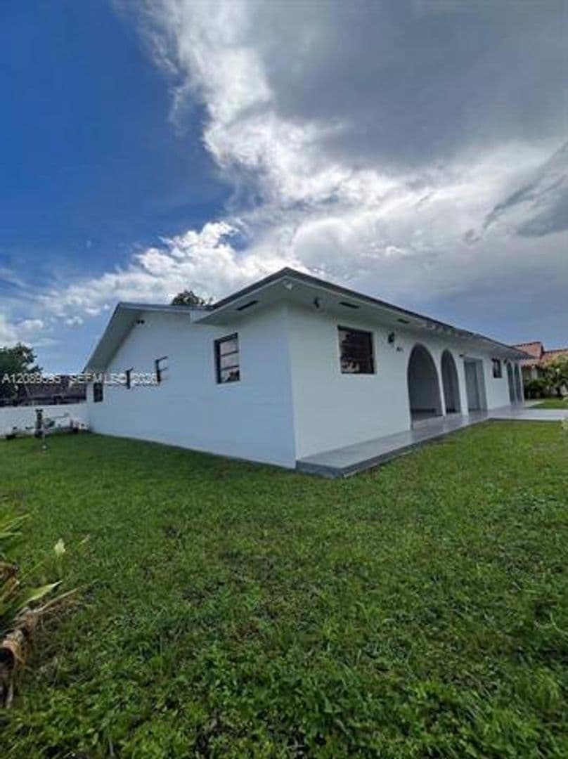Hialeah House: 1400 W 39th Pl th 1400