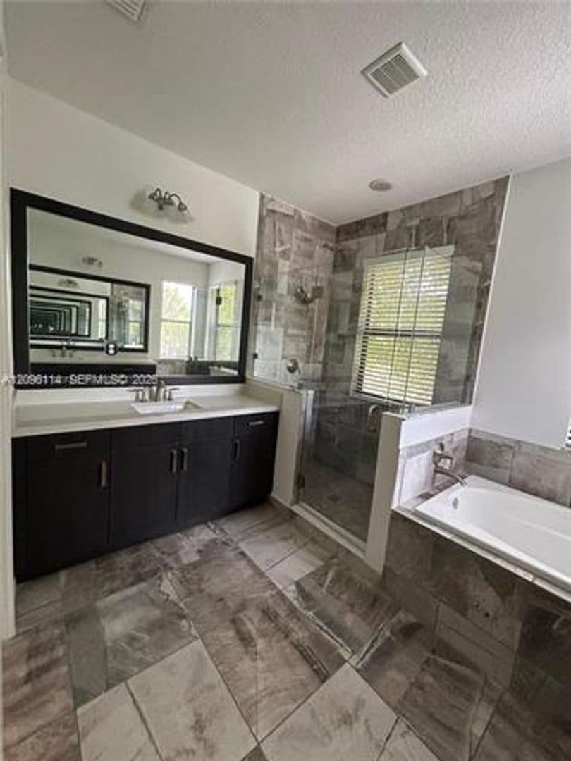 Hialeah House: 9883 W 34th Ln # 0