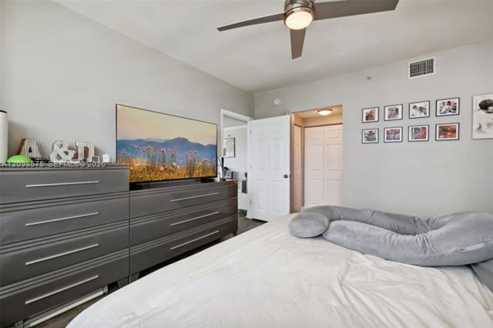 Miami Condo: 2000 N Bayshore Dr cu-1401