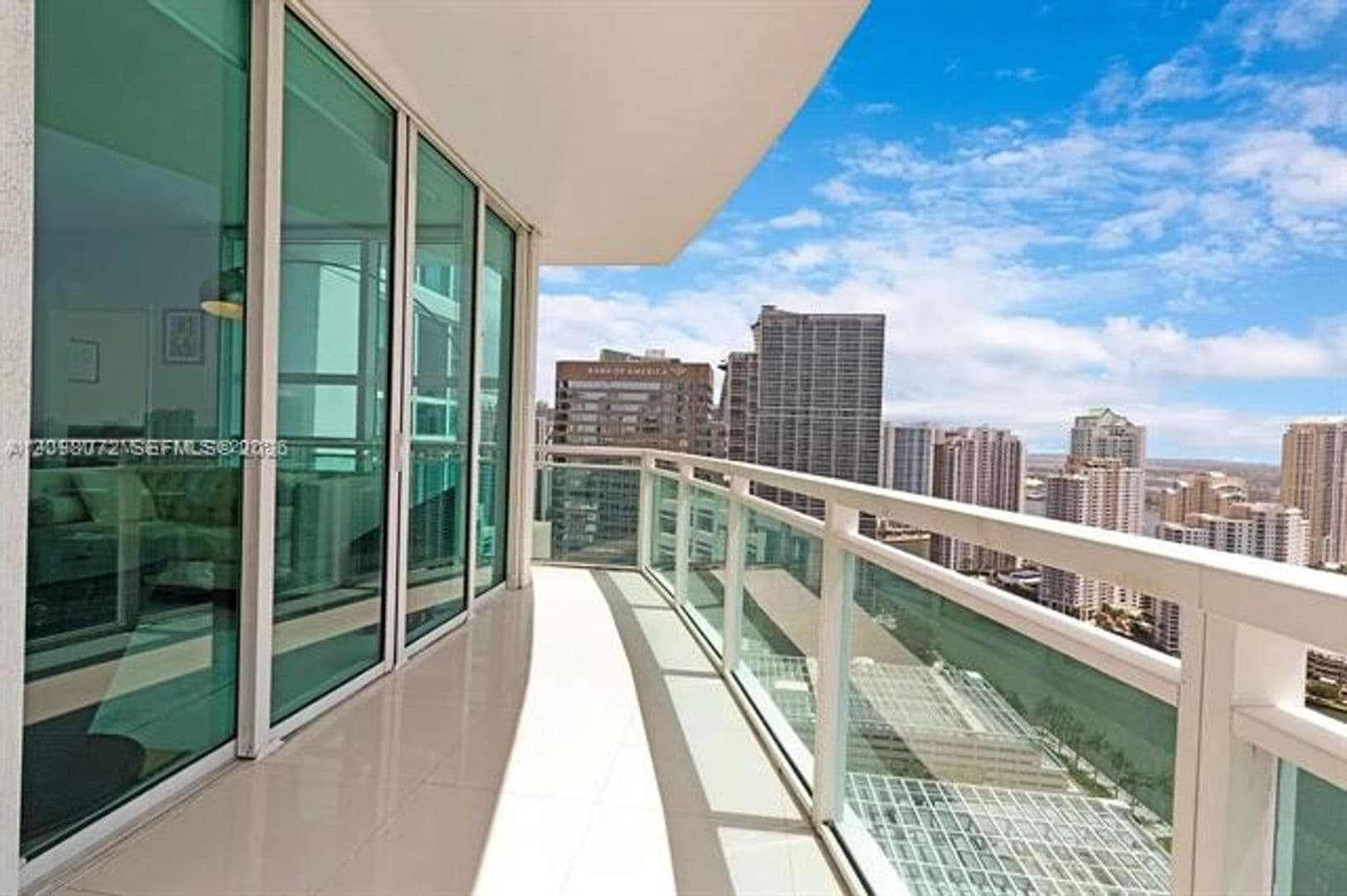 Miami Condo: 950 Brickell Bay Dr cu-3710