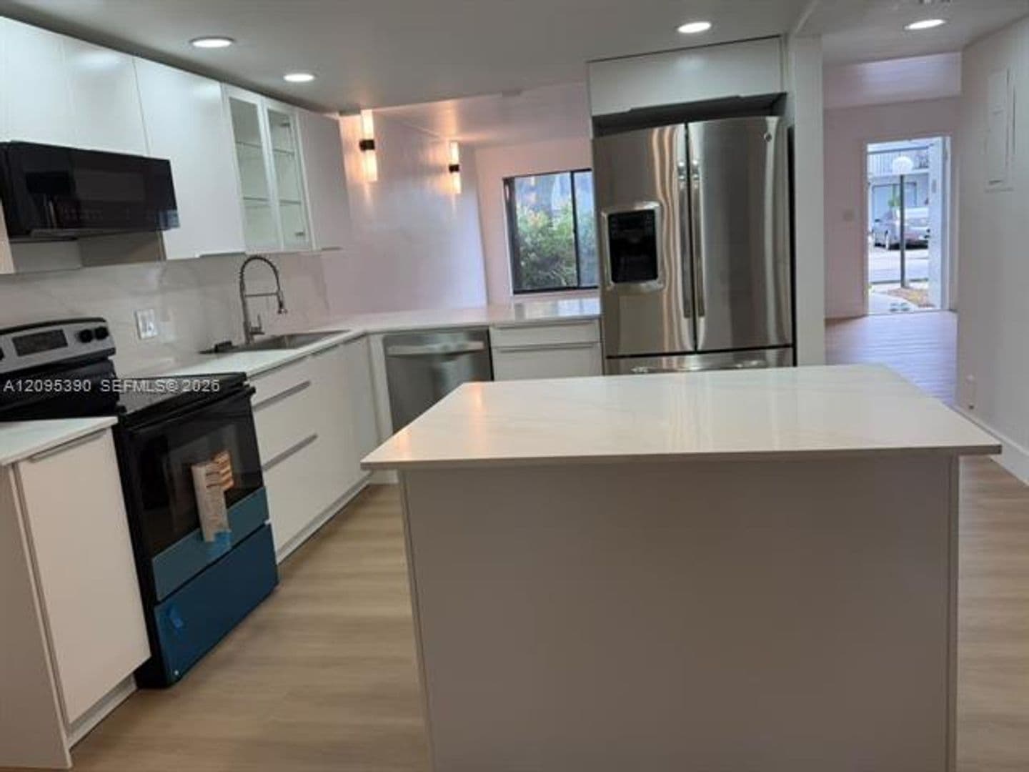 Plantation Townhome: 639 N University Dr th 17